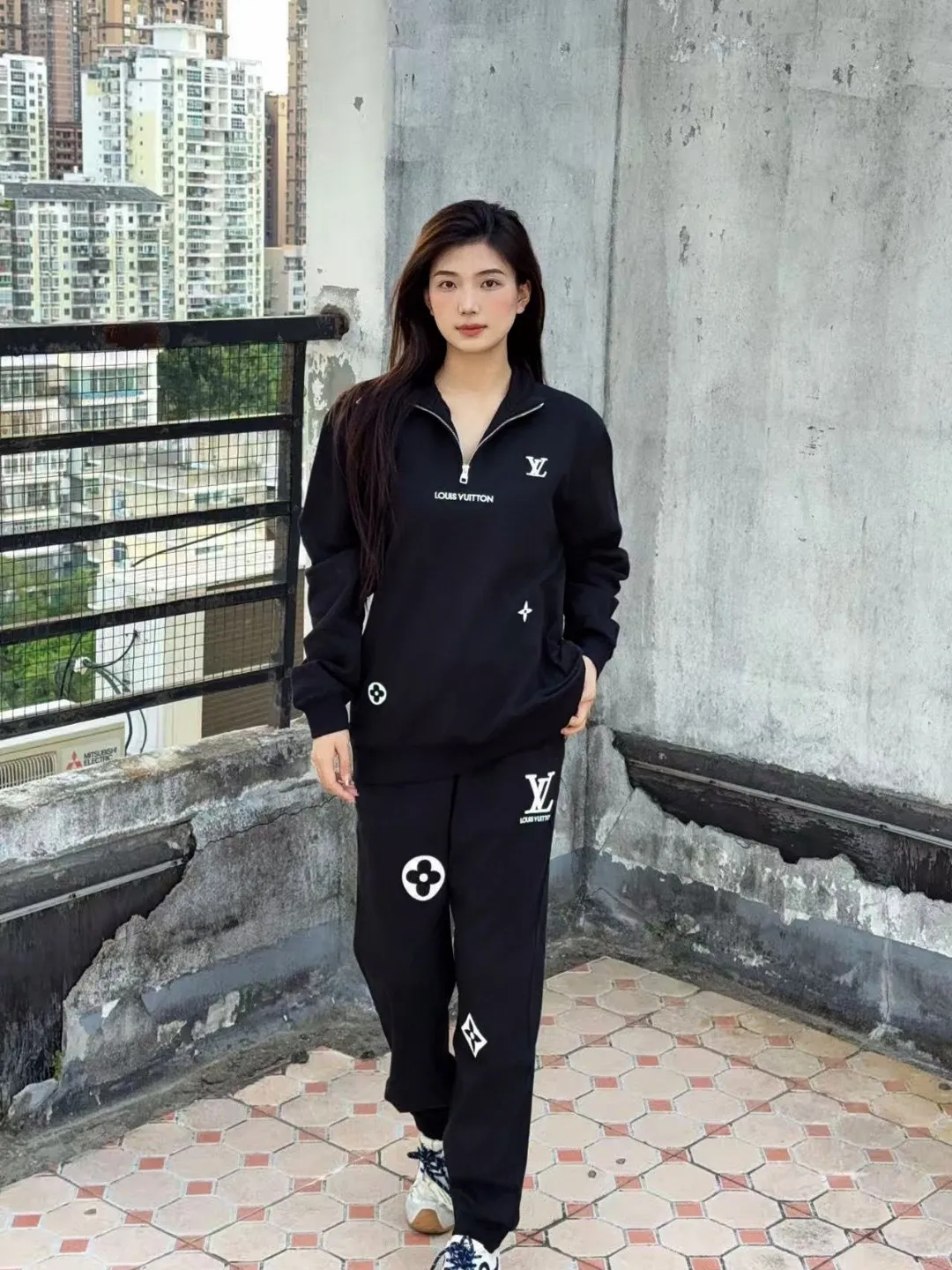 Louis Vuitton/Louis Vuitton 25Fw embroidered presbyopic half-zip sweatshirt